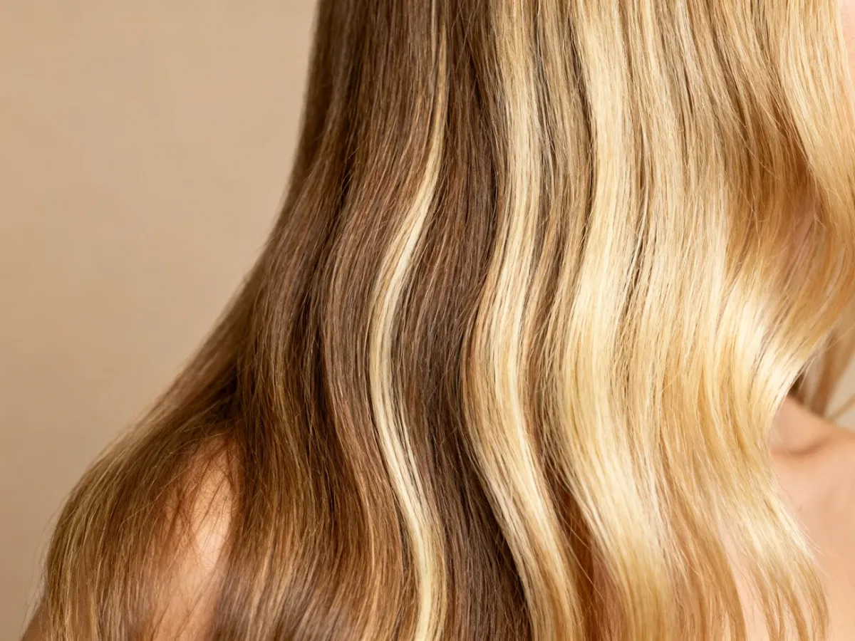 Porównanie subtelnych refleksów z wyraźnymi pasemkami na brązowych włosach