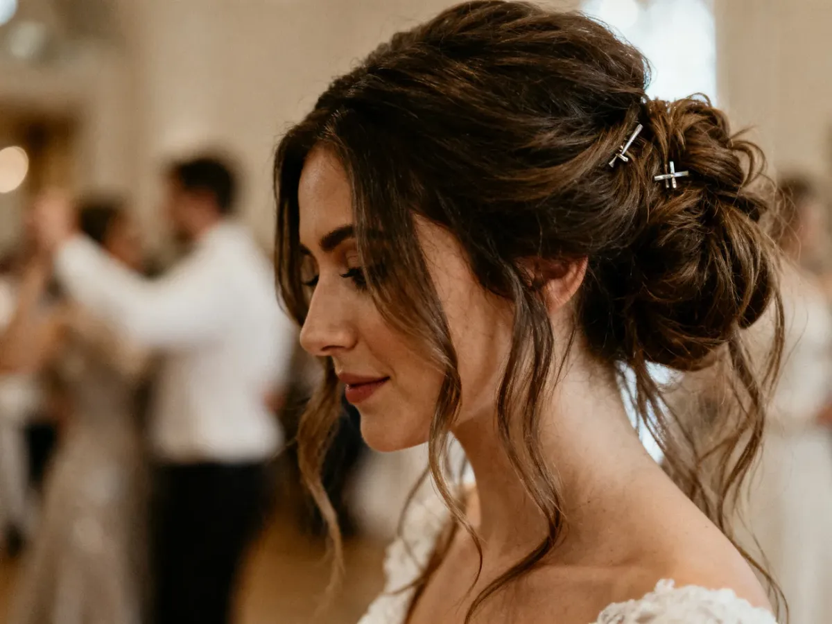Luźny kok messy bun z objętością i swobodnie wypuszczonymi pasmami