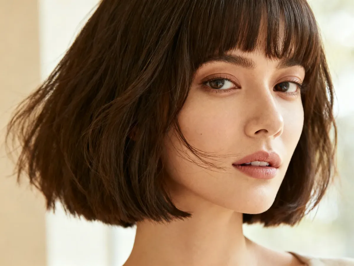 French bob z miękką grzywką kurtynową i naturalną teksturą włosów