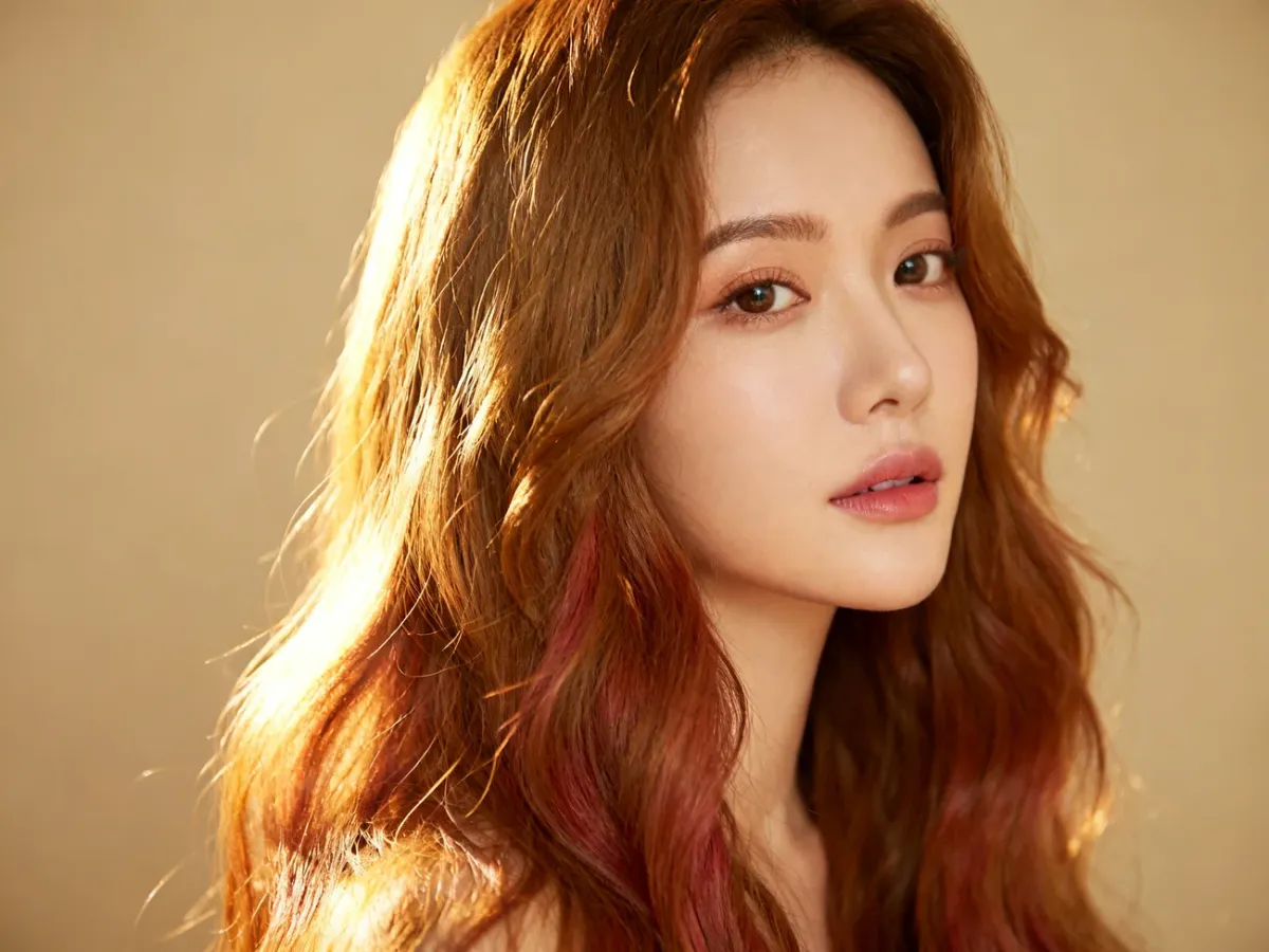 Falowane włosy z karmelowymi i truskawkowo-miedzianymi pasemkami