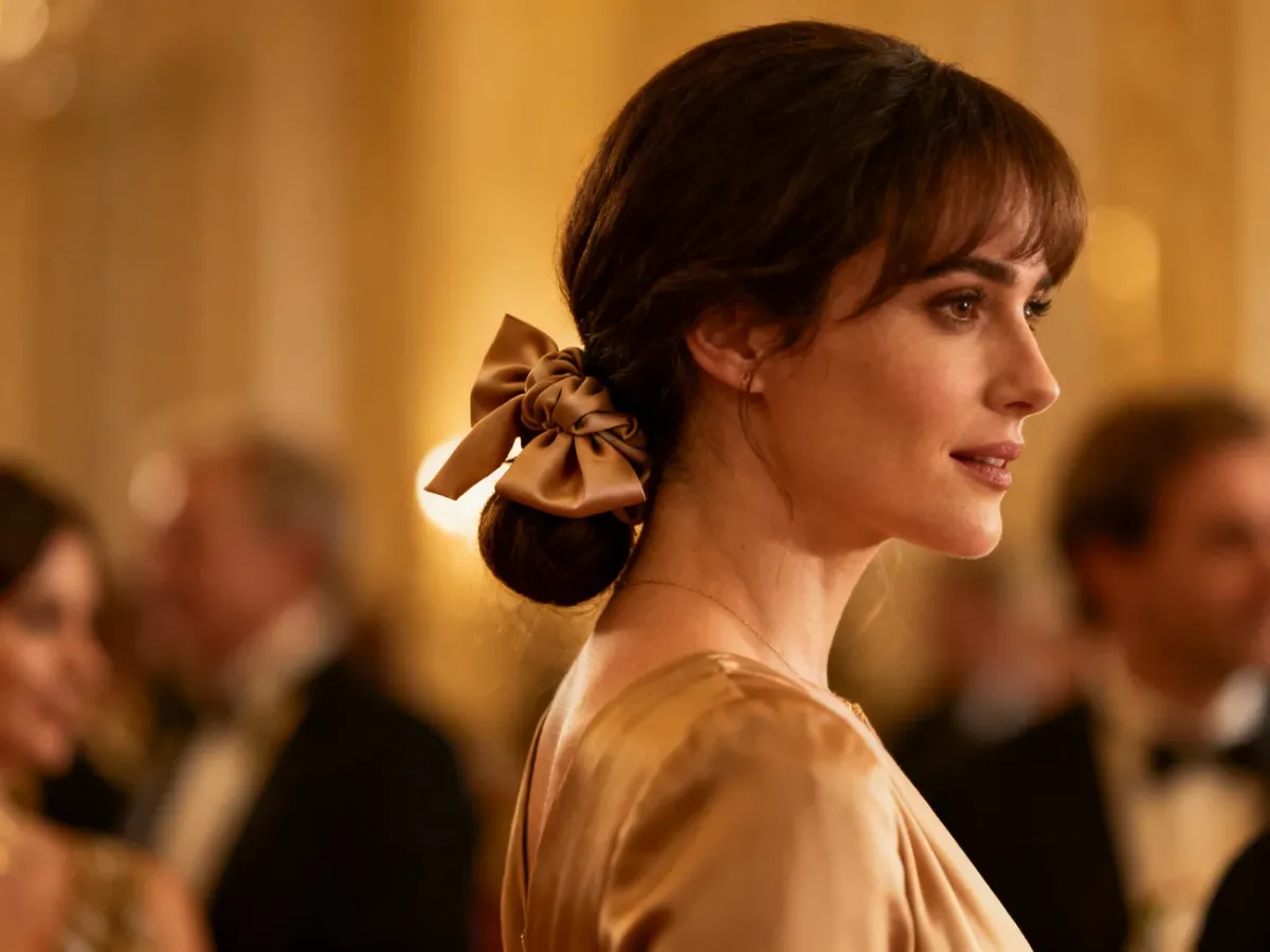 Duża kokarda przy eleganckim niskim koku