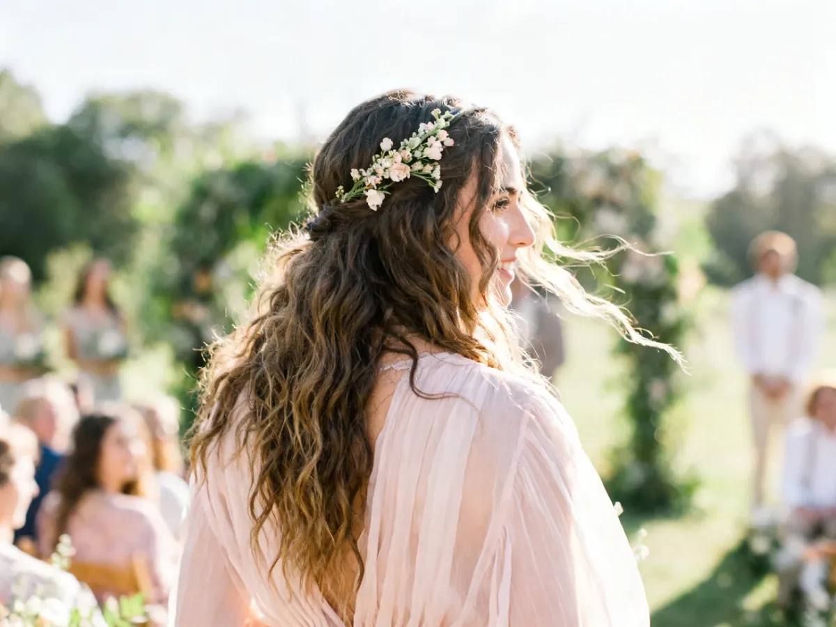 Naturalne fale boho z delikatną ozdobą kwiatową