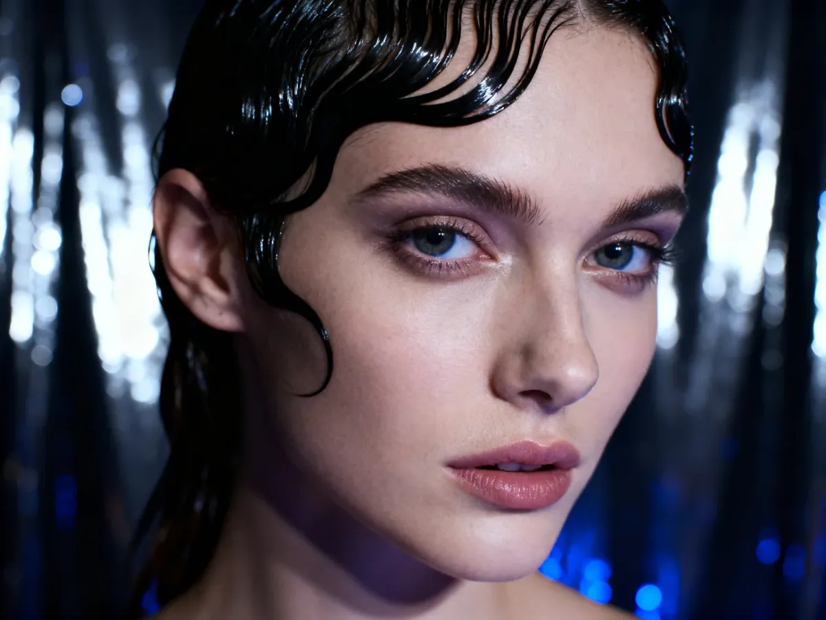 Zbliżenie na karbowane włosy i błyszczące pasma w stylu wet look