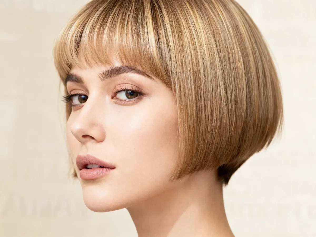 Pixie cut z delikatnymi refleksami baby lights na górnej warstwie