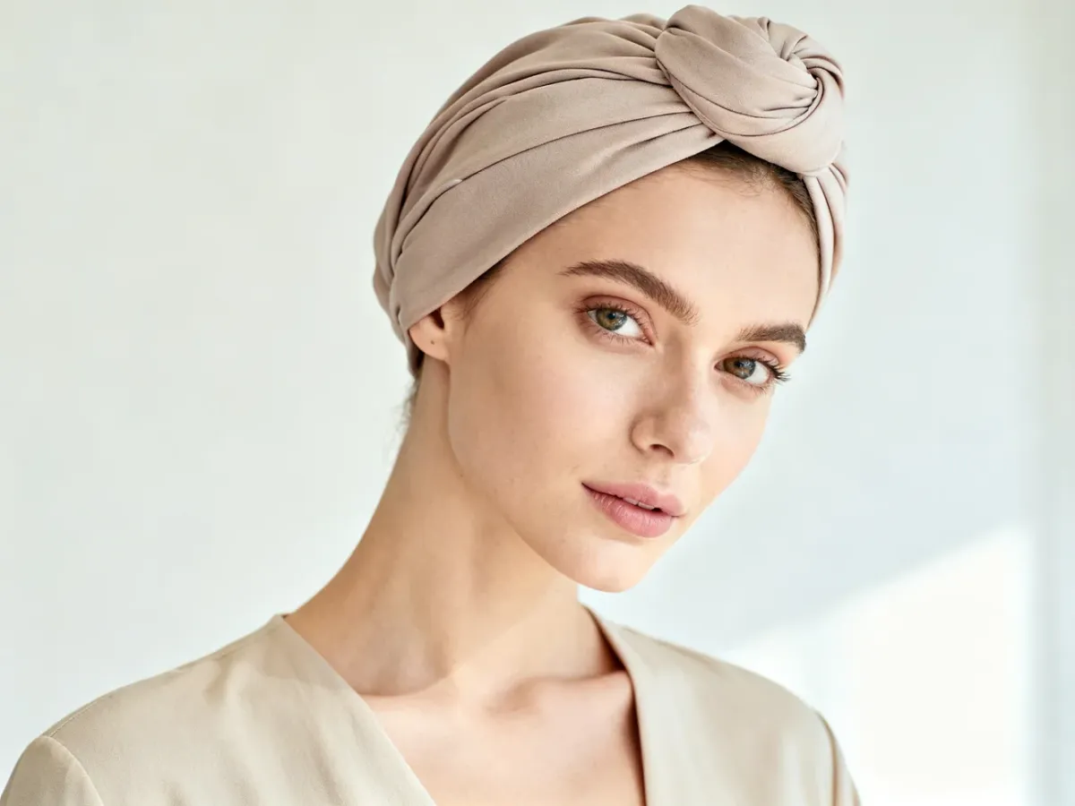Kobieta w opasce turban jako wyrazistym akcencie prostej stylizacji