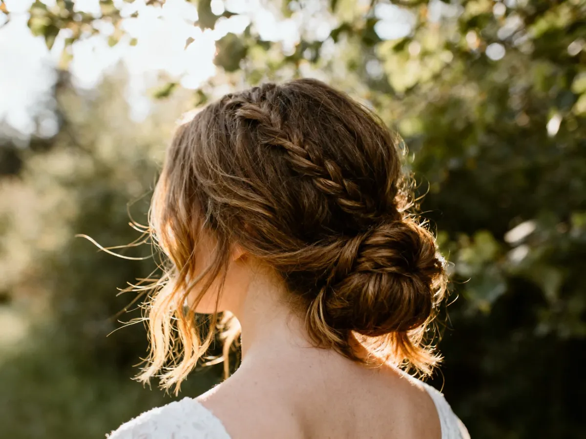Luźne boho upięcie włosów do ramion z kosmykami przy twarzy