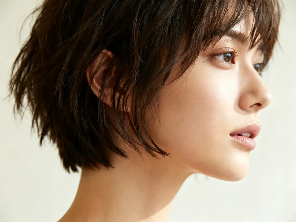 Bardzo krótki shaggy bob odsłaniający szyję