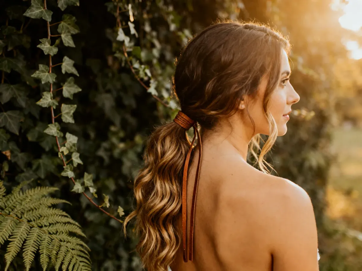 Niski falowany kucyk z prostą boho wstążką