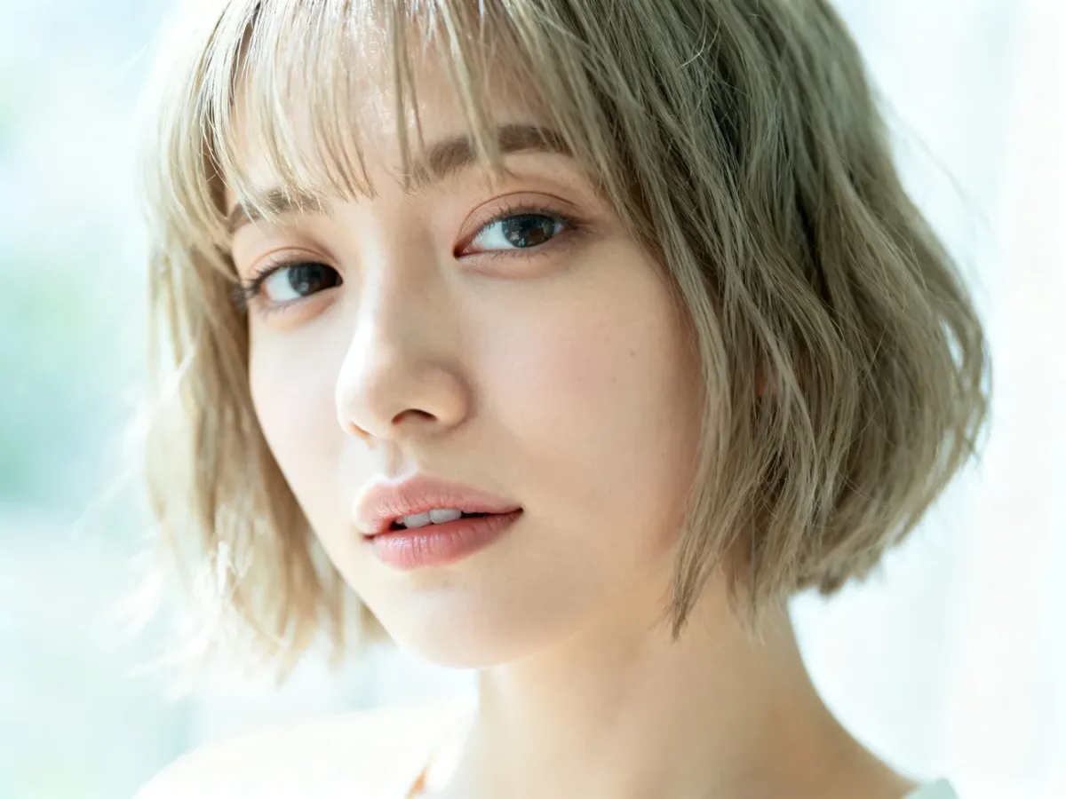Lekka, rzadka wispy bangs przy delikatnie teksturowanym bobie