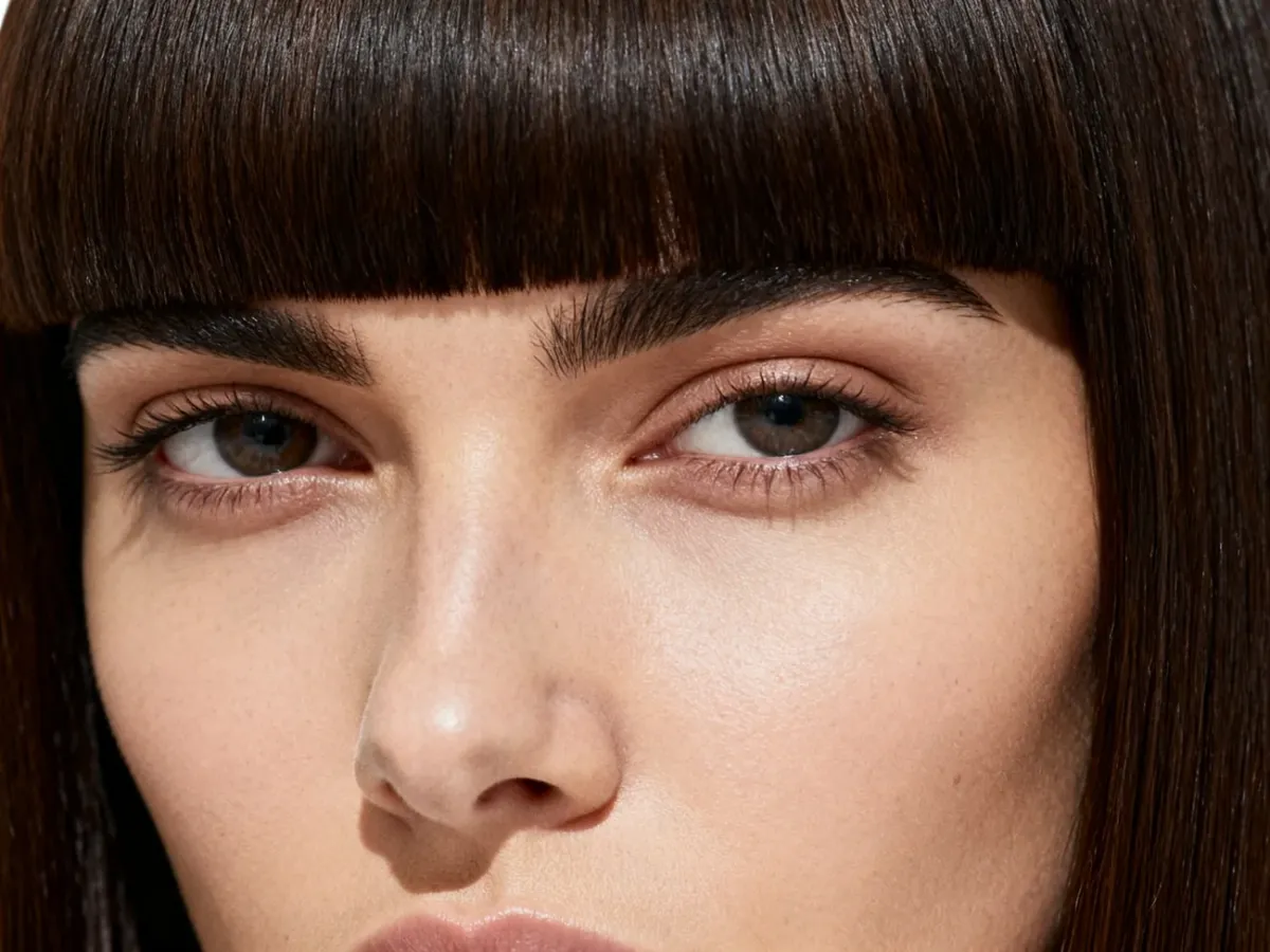 Kobieta z gęstą, równo ściętą prostą grzywką blunt fringe