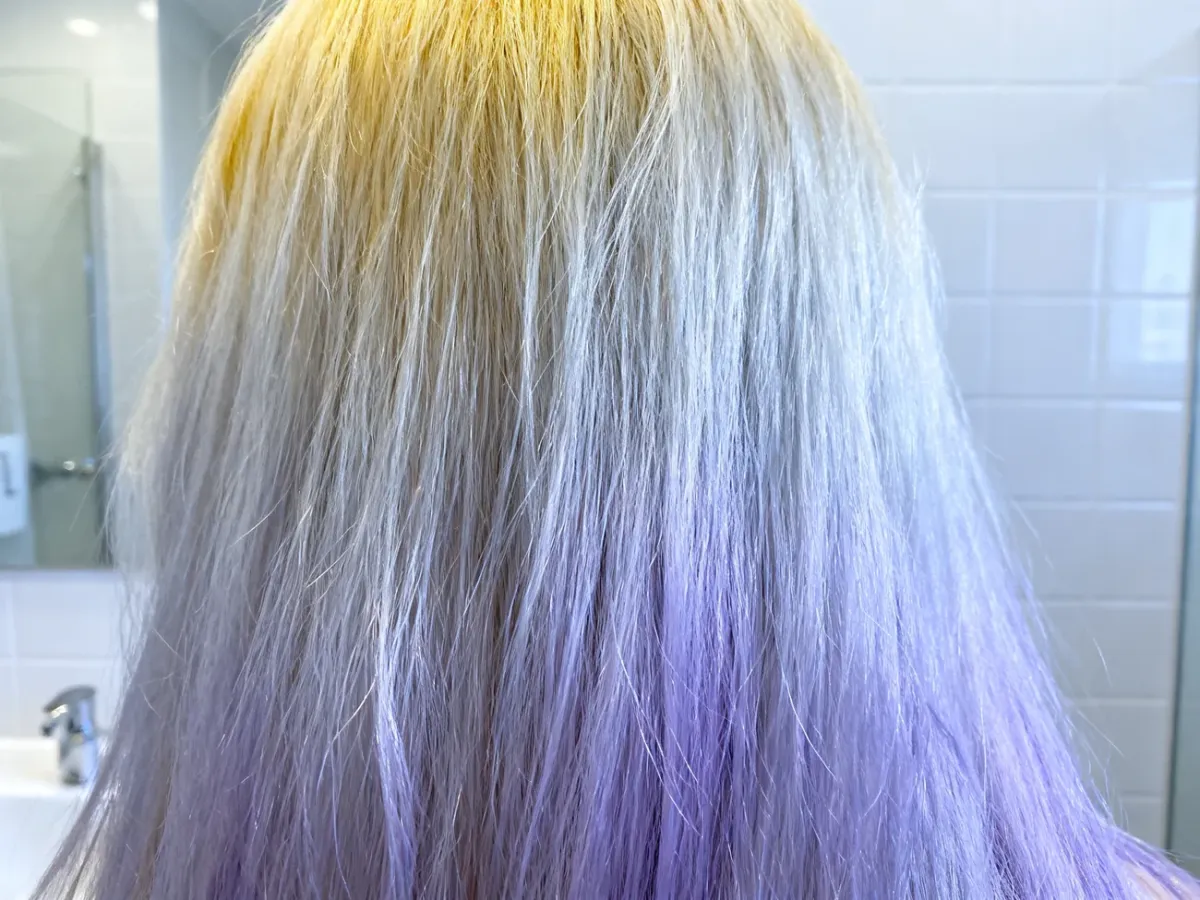 Blond i siwe włosy z delikatnie ochłodzonym odcieniem