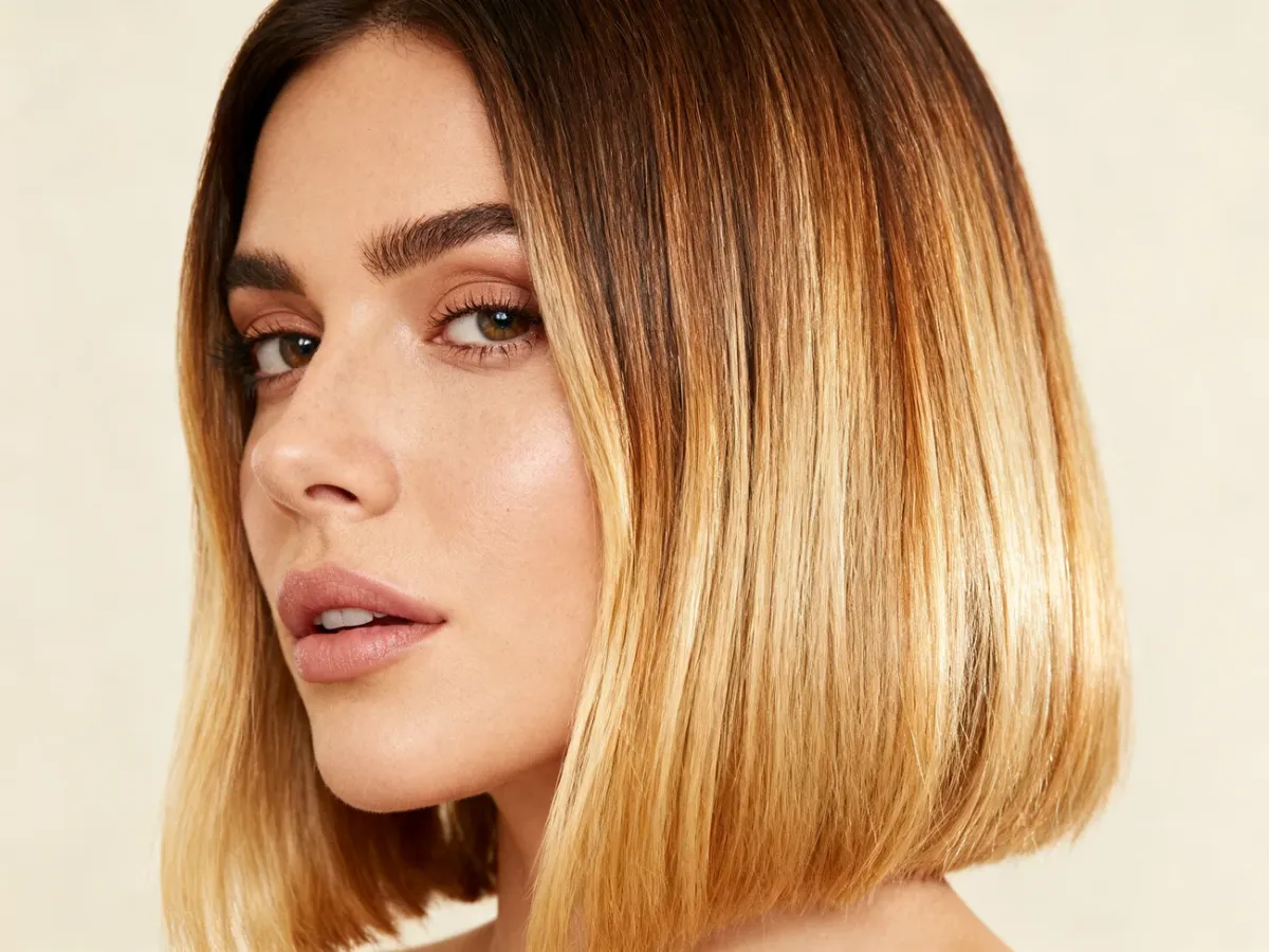 Kobieta z miękkim przejściem od brązowych nasad do blond końcówek