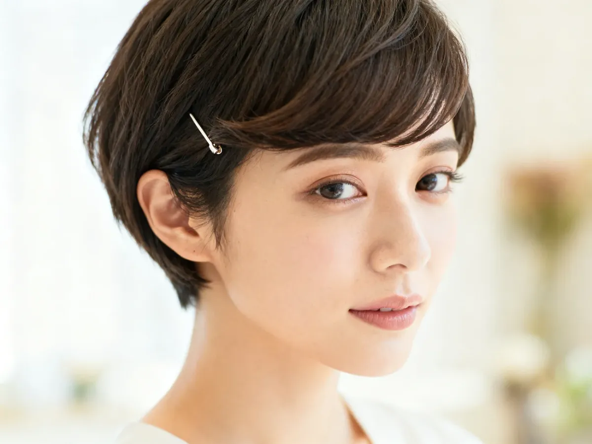 Pixie cut z teksturą i uniesioną grzywką