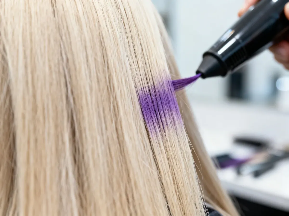 Próba tonera na niewielkim paśmie blond włosów