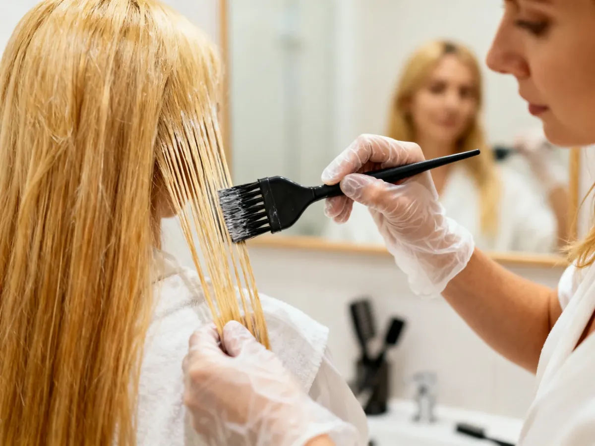 Domowa aplikacja farby blond na cienkie pasma włosów